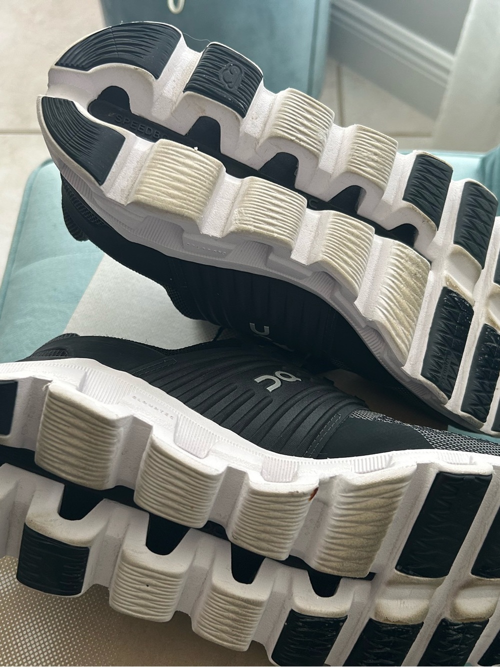 On Cloud Running Men's Cloudswift Sneakers in Black and White 9.5 m - Picture 4 of 8